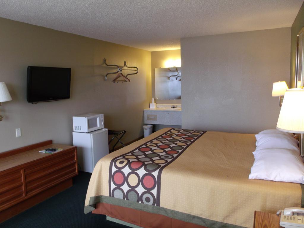 Budgetel Inn & Suites Butler 외부 사진