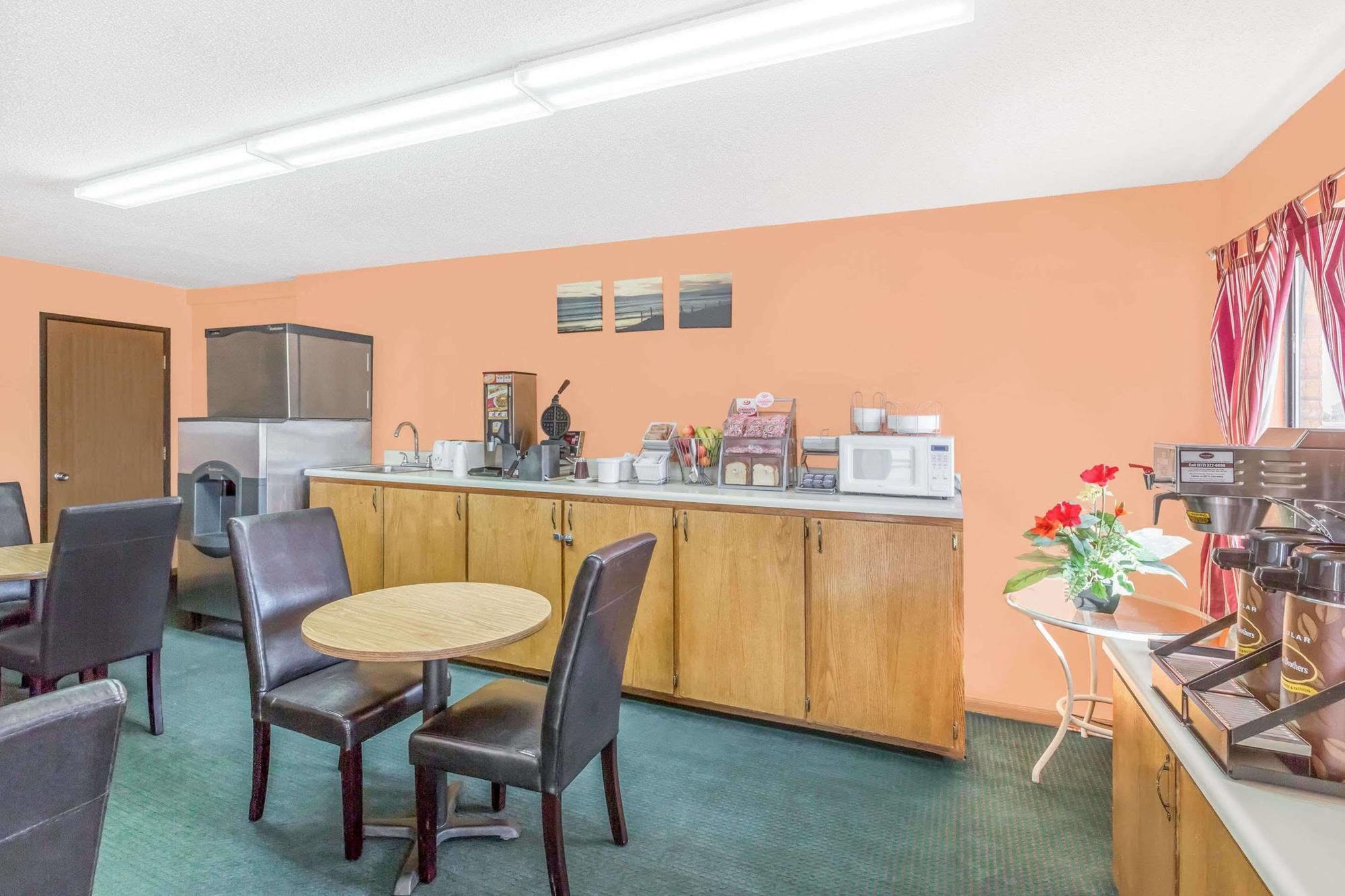 Budgetel Inn & Suites Butler 외부 사진